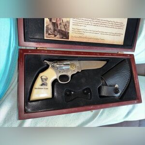 Robert E. Lee Vintage Style collectors Revolver Replica knife in wooden box